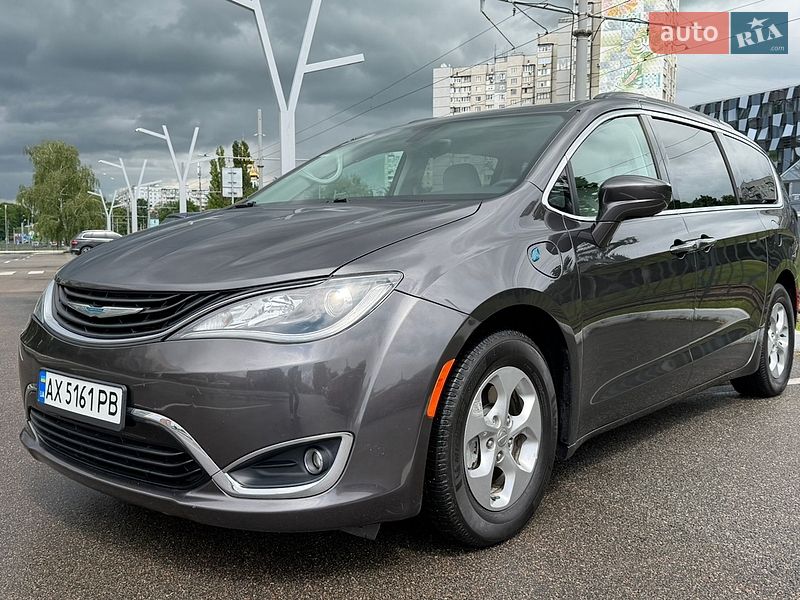 Минивэн Chrysler Pacifica 2017 в Харькове Минивэн Chrysler Pacifica 2017 в Харькове