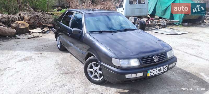 Седан Volkswagen Passat 1995 в Львове