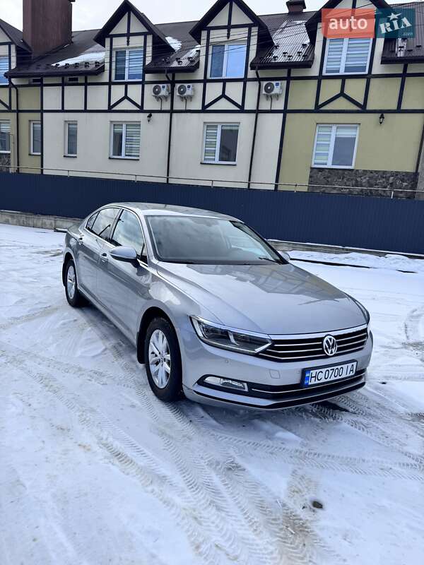 Седан Volkswagen Passat 2018 в Львове