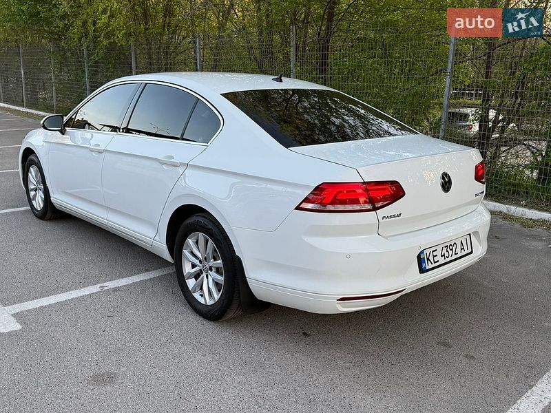 Седан Volkswagen Passat 2015 в Днепре