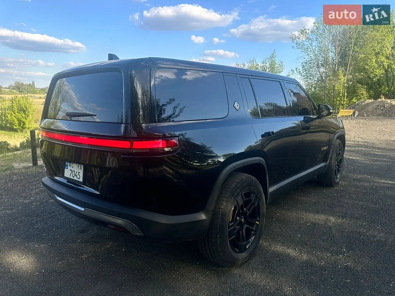 Rivian R1S 2023 photo 3