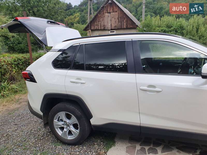 Позашляховик / Кросовер Toyota RAV4 2020 в Мукачевому