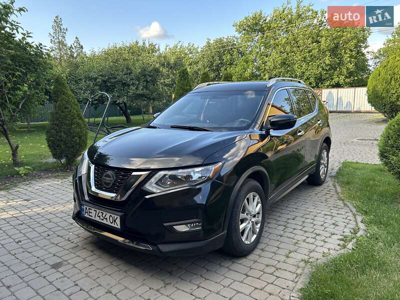 Внедорожник / Кроссовер Nissan Rogue 2017 в Павлограде