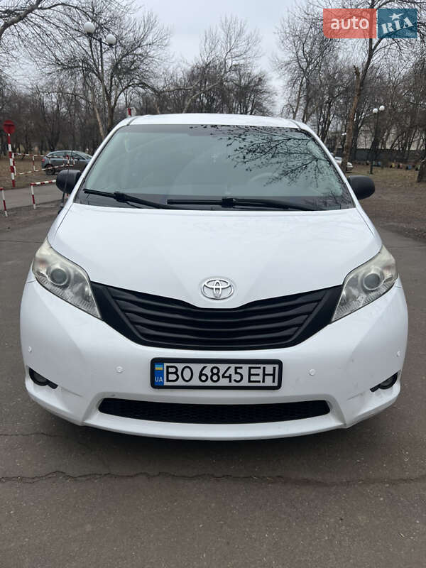 Минивэн Toyota Sienna 2011 в Почаеве