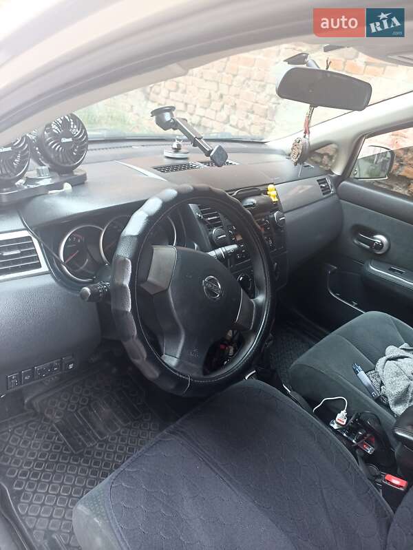 Хэтчбек Nissan TIIDA 2010 в Львове Хэтчбек Nissan TIIDA 2010 в Львове
