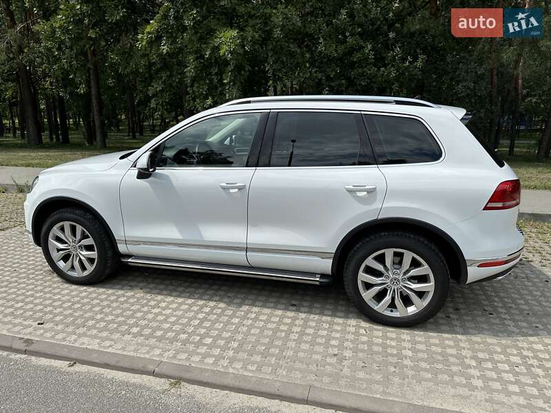 Внедорожник / Кроссовер Volkswagen Touareg 2014 в Киеве