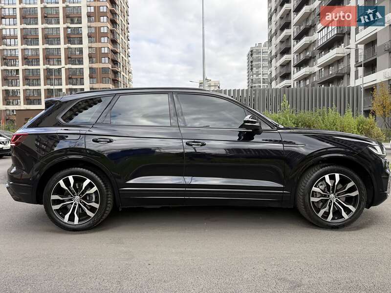 Позашляховик / Кросовер Volkswagen Touareg 2020 в Києві