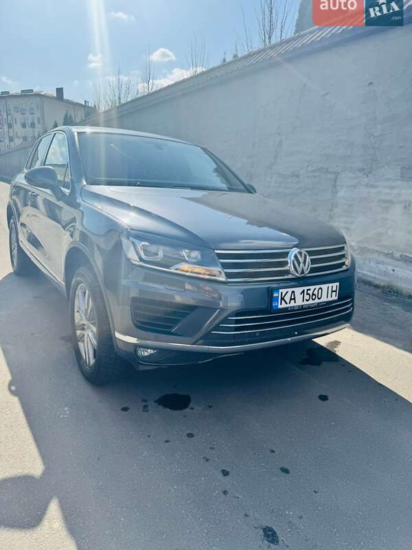 Позашляховик / Кросовер Volkswagen Touareg 2015 в Києві