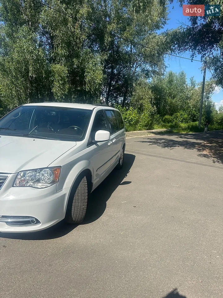 Chrysler Town & Country 2016 photo 3