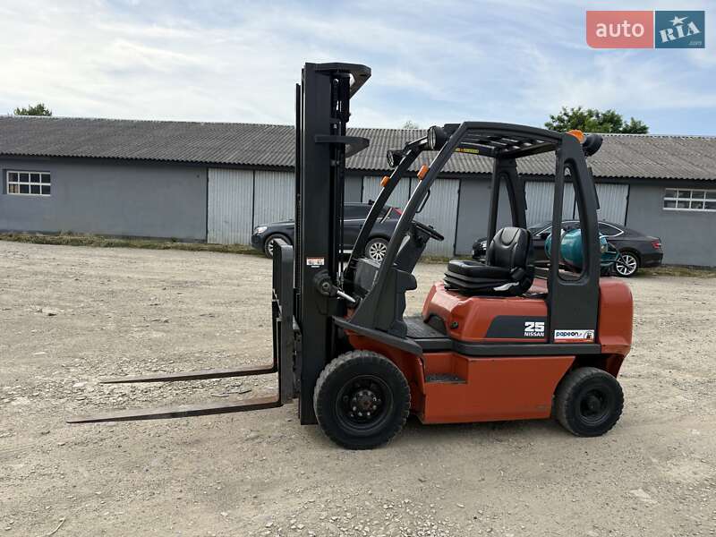Вилочный погрузчик Nissan UD 2004 в Тячеве