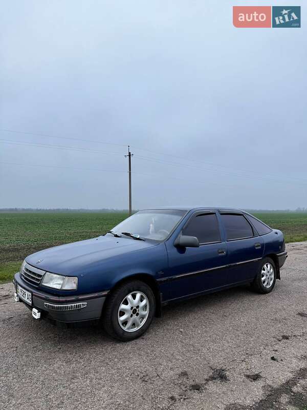 Лифтбек Opel Vectra 1991 в Кобеляках Лифтбек Opel Vectra 1991 в Кобеляках