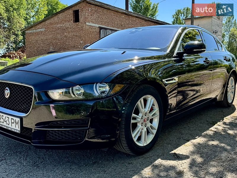 Седан Jaguar XE 2016 в Львове