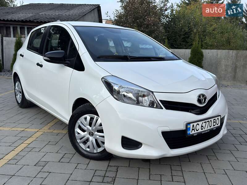 Хэтчбек Toyota Yaris 2012 в Нововолынске Хэтчбек Toyota Yaris 2012 в Нововолынске