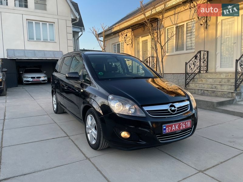 Минивэн Opel Zafira 2011 в Хотине