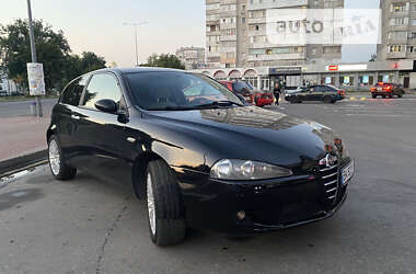 Хэтчбек Alfa Romeo 147 2005 в 