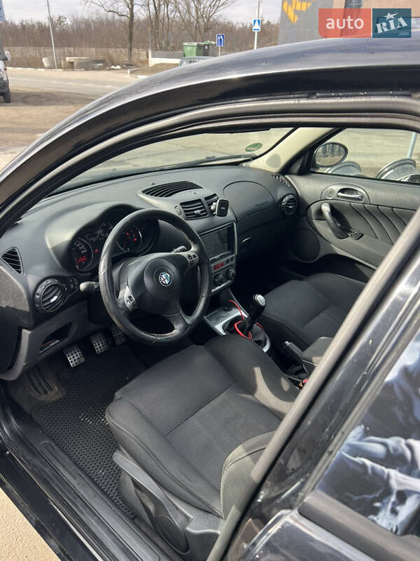 Хэтчбек Alfa Romeo 147 2008 в Вишневом фото 8 Хэтчбек Alfa Romeo 147 2008 в Вишневом
