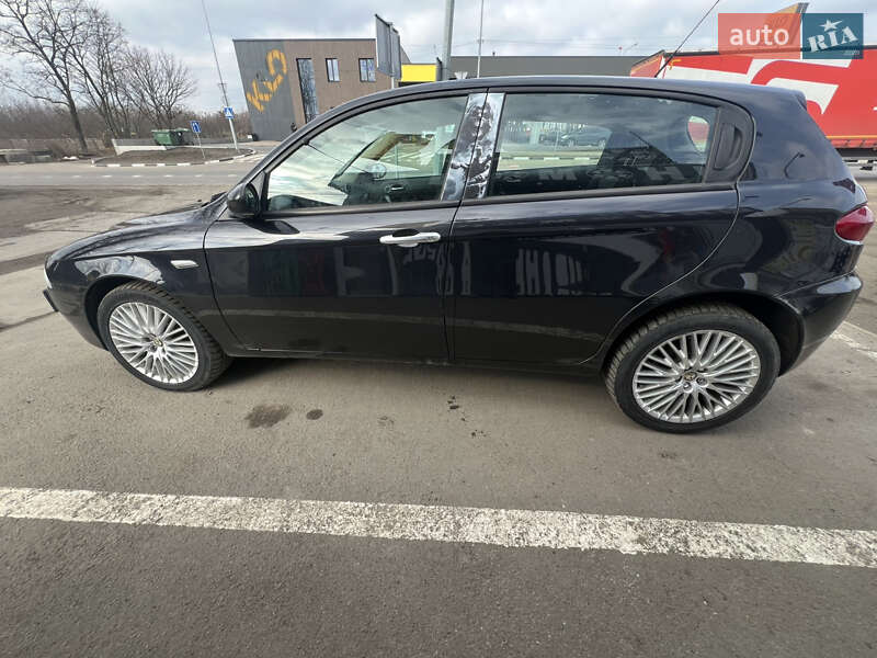 Хэтчбек Alfa Romeo 147 2008 в Вишневом фото 12 Хэтчбек Alfa Romeo 147 2008 в Вишневом