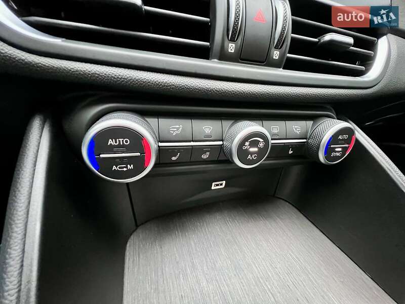 Седан Alfa Romeo Giulia 2018 в Киеве фото 43 Седан Alfa Romeo Giulia 2018 в Киеве