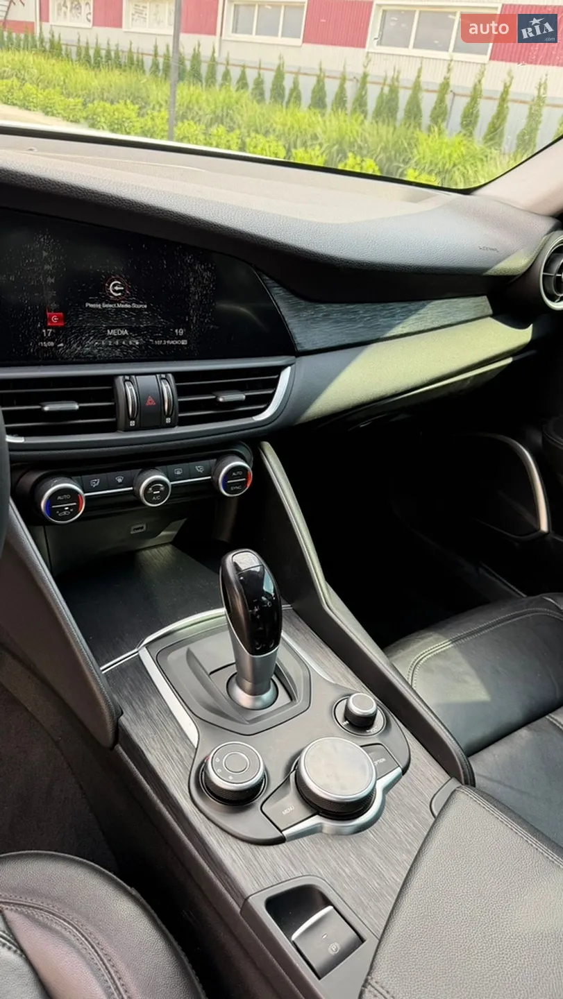 2019 Alfa Romeo Giulia - мініатюра 9