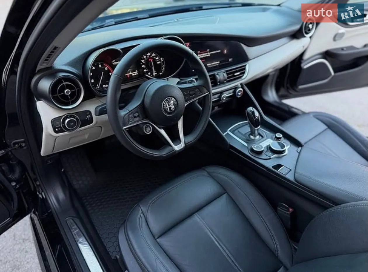 2017 Alfa Romeo Giulia - мініатюра 5