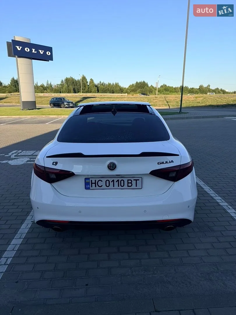 2017 Alfa Romeo Giulia - мініатюра 3