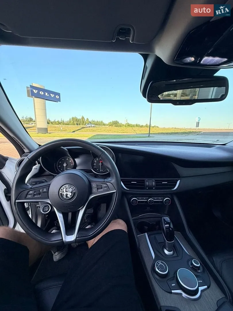 2017 Alfa Romeo Giulia - мініатюра 9