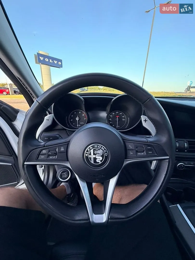 2017 Alfa Romeo Giulia - мініатюра 10