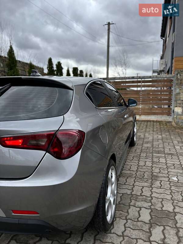 Хэтчбек Alfa Romeo Giulietta 2010 в Стрые
