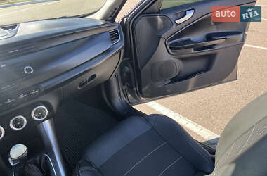 Хэтчбек Alfa Romeo Giulietta 2012 в 