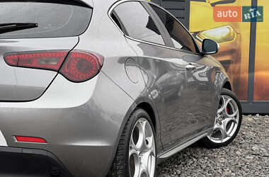Хэтчбек Alfa Romeo Giulietta 2010 в 