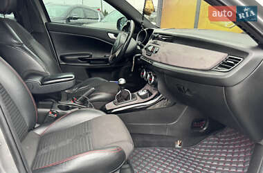 Хэтчбек Alfa Romeo Giulietta 2010 в 