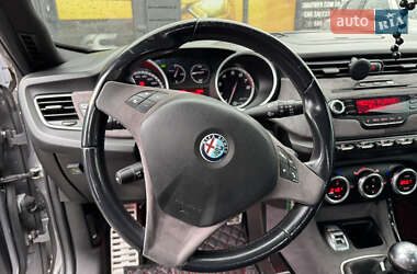 Хэтчбек Alfa Romeo Giulietta 2010 в 
