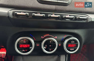 Хэтчбек Alfa Romeo Giulietta 2010 в 