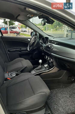 Хэтчбек Alfa Romeo Giulietta 2011 в 
