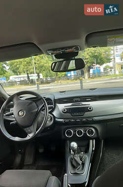 Хэтчбек Alfa Romeo Giulietta 2011 в 