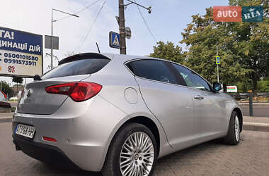 Хэтчбек Alfa Romeo Giulietta 2011 в 