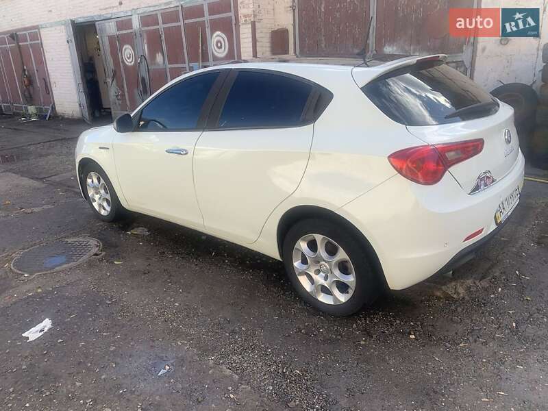 Хэтчбек Alfa Romeo Giulietta 2013 в Киеве