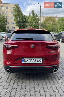 Позашляховик / Кросовер Alfa Romeo Stelvio 2018 в 