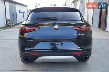 Позашляховик / Кросовер Alfa Romeo Stelvio 2017 в 