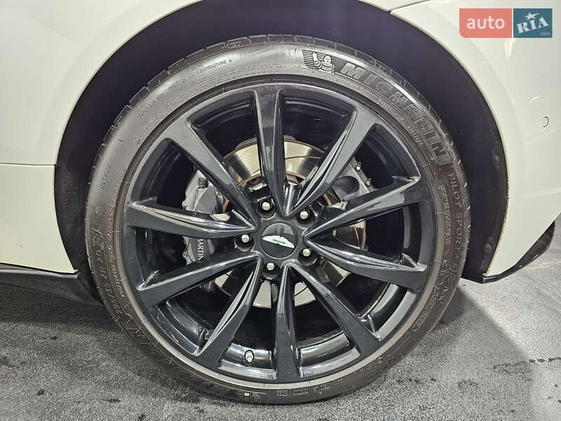 Купе Aston Martin DB11 2018 в Киеве