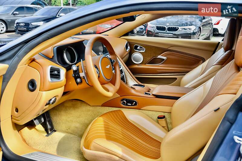 Купе Aston Martin DB11 2017 в Киеве