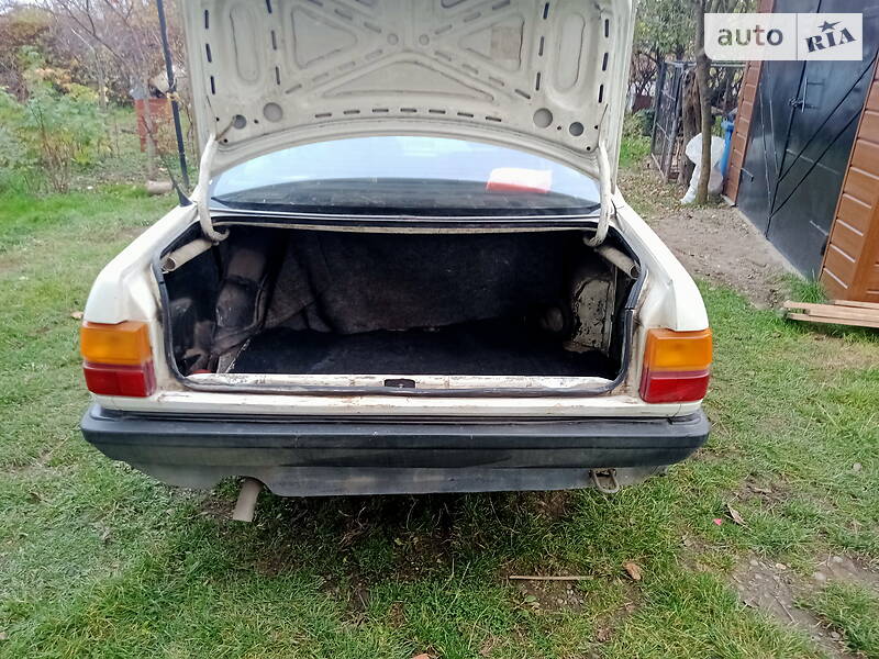 Седан Audi 100 1987 в Тысменице