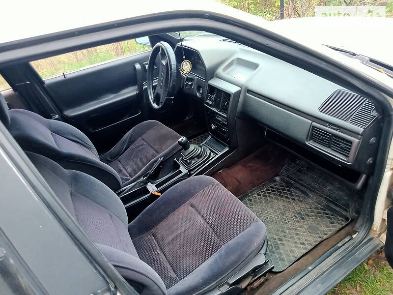 Седан Audi 100 1987 в Тысменице