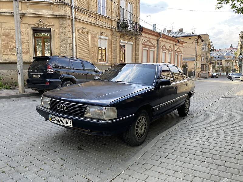 Седан Audi 100 1984 в Черновцах