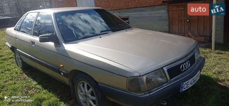 Седан Audi 100 1988 в Хотині
