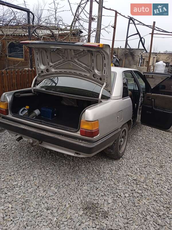 Седан Audi 100 1987 в Казатине