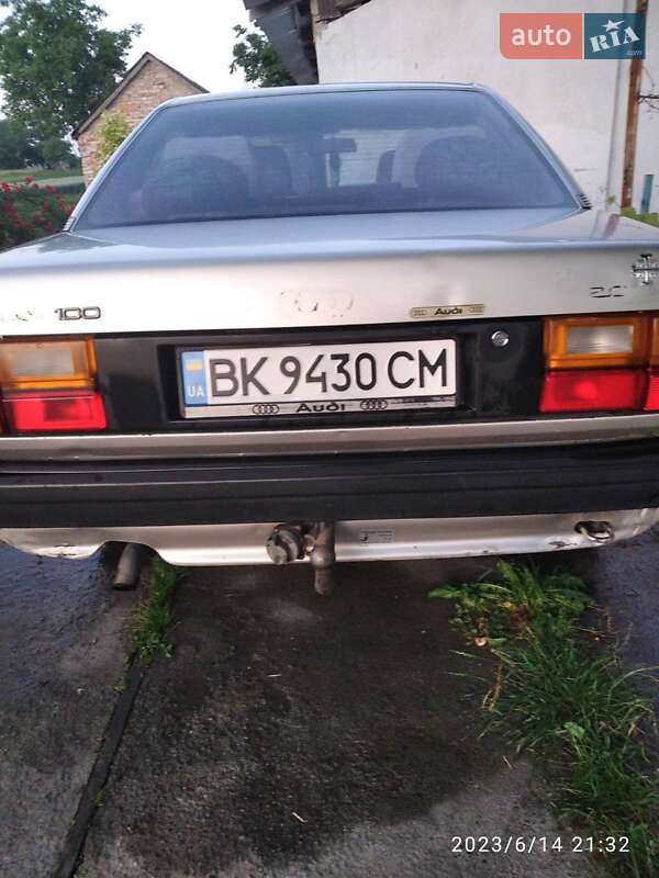 Седан Audi 100 1988 в Гощі