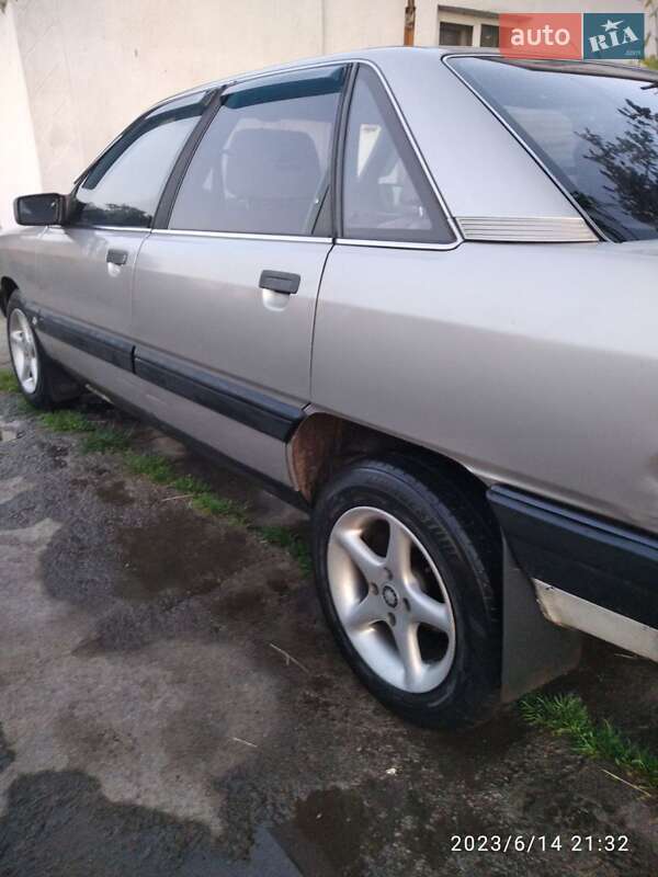 Седан Audi 100 1988 в Гощі