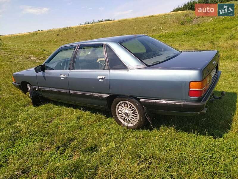 Седан Audi 100 1989 в Чернівцях