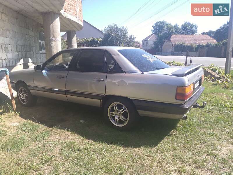 Седан Audi 100 1986 в Иршаве
